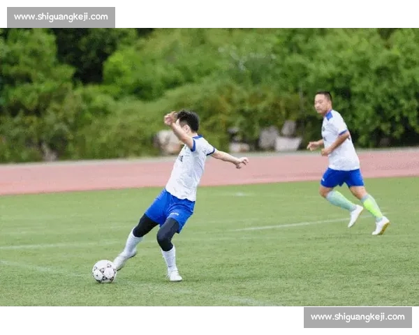 最新足球赛事动态分析 各大联赛精彩对决和球员表现全解读 最新足球赛事动态分析 各大联赛精彩对决和球员表现全解读